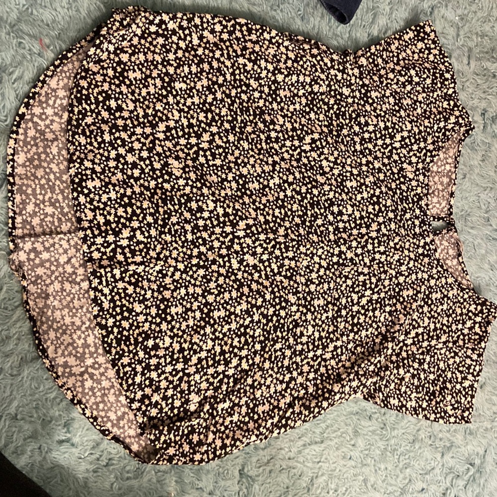 Rose & Rhyme black floral top L